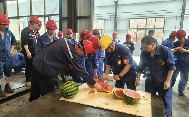 “一口甜，一身涼！新東電降溫福利：西瓜和冰塊已就位”